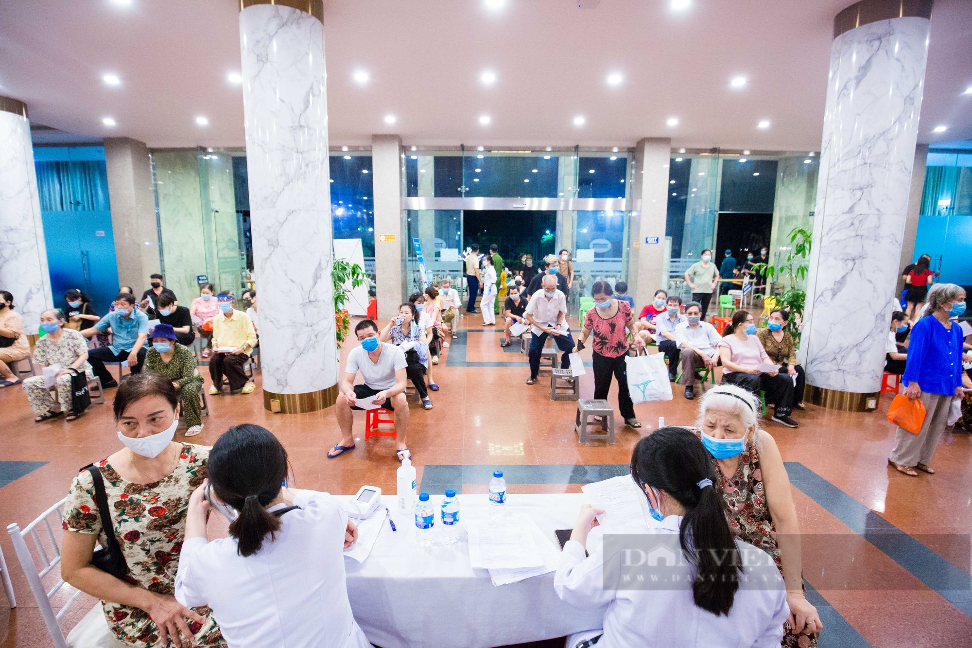Tăng tốc tiêm chủng từ sáng tới đêm cho hàng nghìn người dân tại Hà Nội - Ảnh 5.