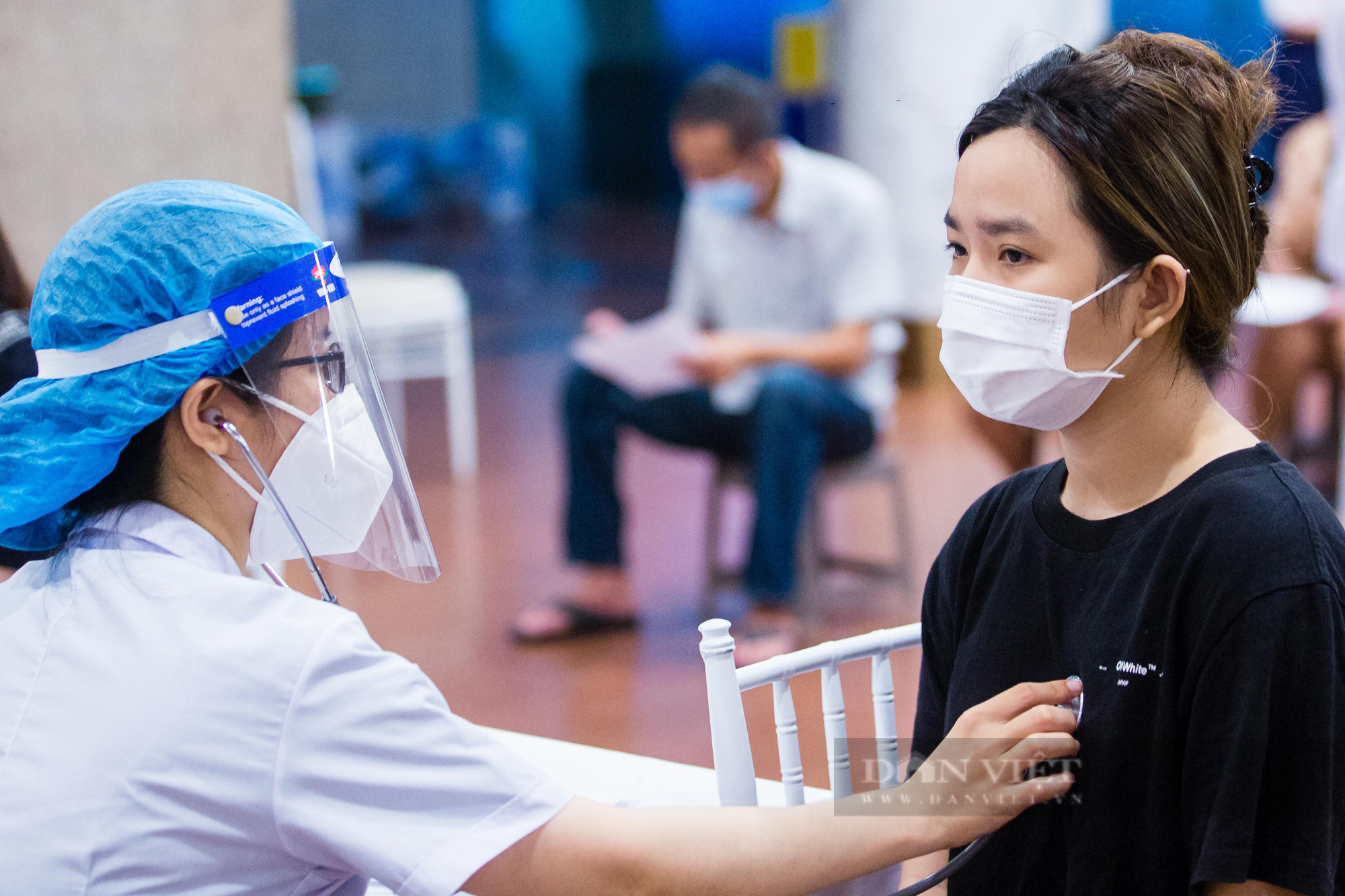 Tăng tốc tiêm chủng từ sáng tới đêm cho hàng nghìn người dân tại Hà Nội - Ảnh 7.