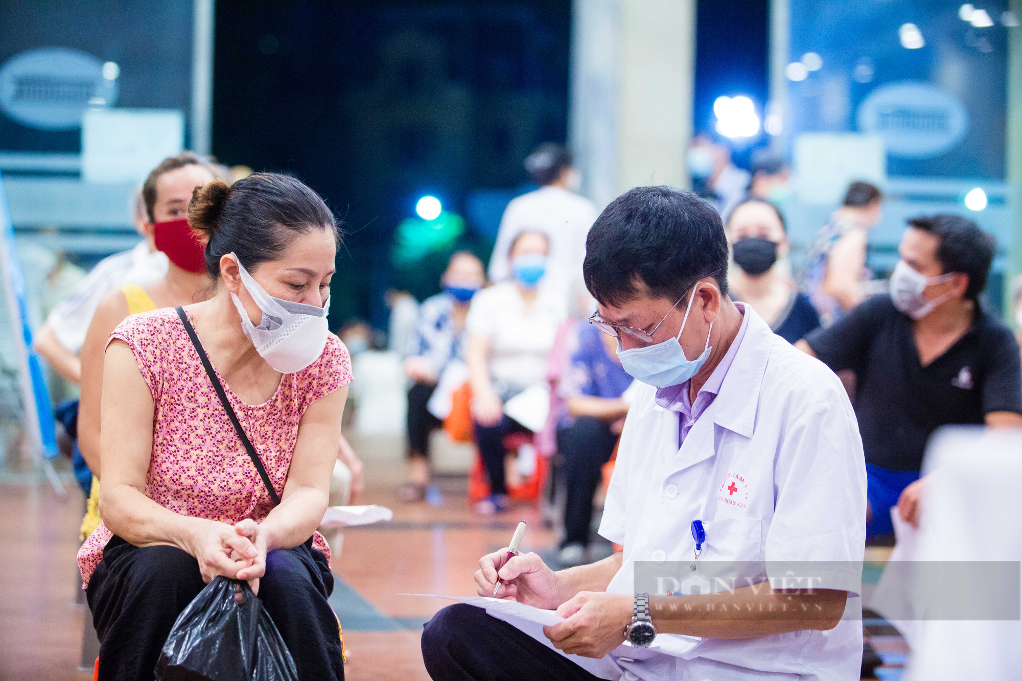 Tăng tốc tiêm chủng từ sáng tới đêm cho hàng nghìn người dân tại Hà Nội - Ảnh 8.