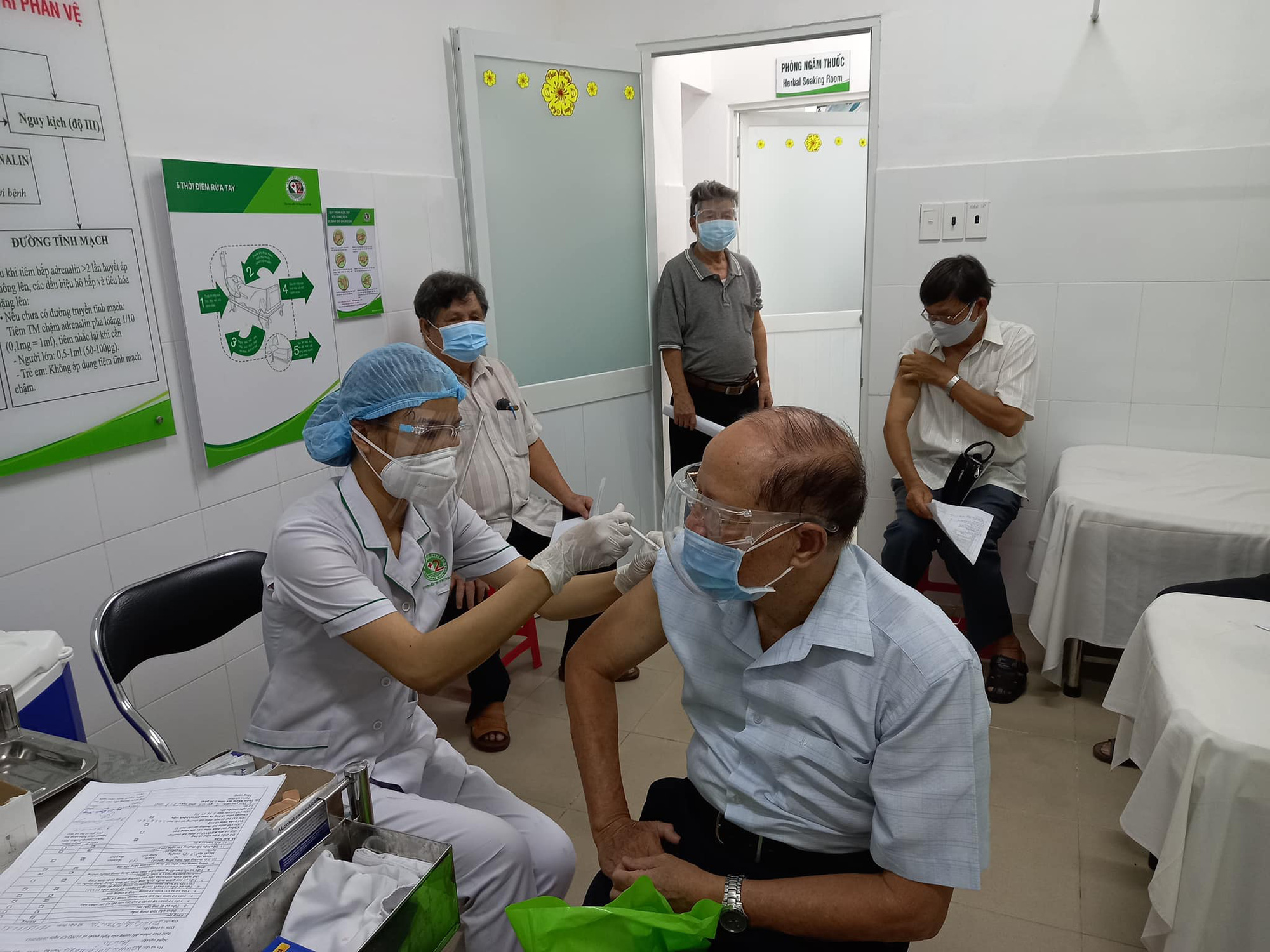 Tuyển tình nguyện viên thử nghiệm giai đoạn 1 và 3a vaccine Covid-19 ARCT-154 - Ảnh 1.