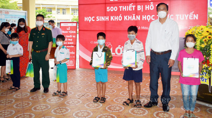 Học sinh khó khăn ở Cà Mau được tặng điện thoại để học trực tuyến: &quot;Em rất vui&quot; - Ảnh 1.