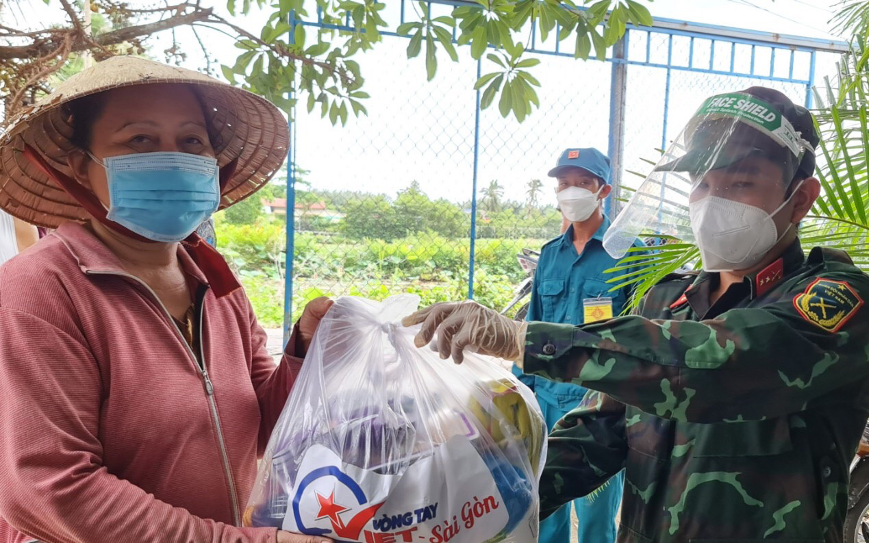 Vòng tay Việt – Sài Gòn đến với công nhân vệ sinh tại các bệnh viện Covid-19 và Trung tâm hỏa táng