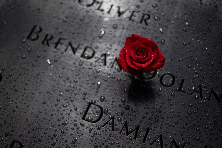 Người dân Mỹ đội mưa tưởng niệm 20 năm vụ khủng bố 11/9 - Ảnh 6.