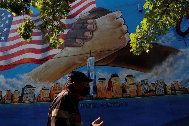 Người dân Mỹ đội mưa tưởng niệm 20 năm vụ khủng bố 11/9 - Ảnh 10.