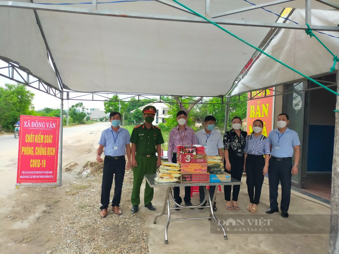 Các cấp Hội Nông dân Thanh Hoá thăm, tặng quà cho lực lượng phòng chống dịch Covid-19 - Ảnh 2.