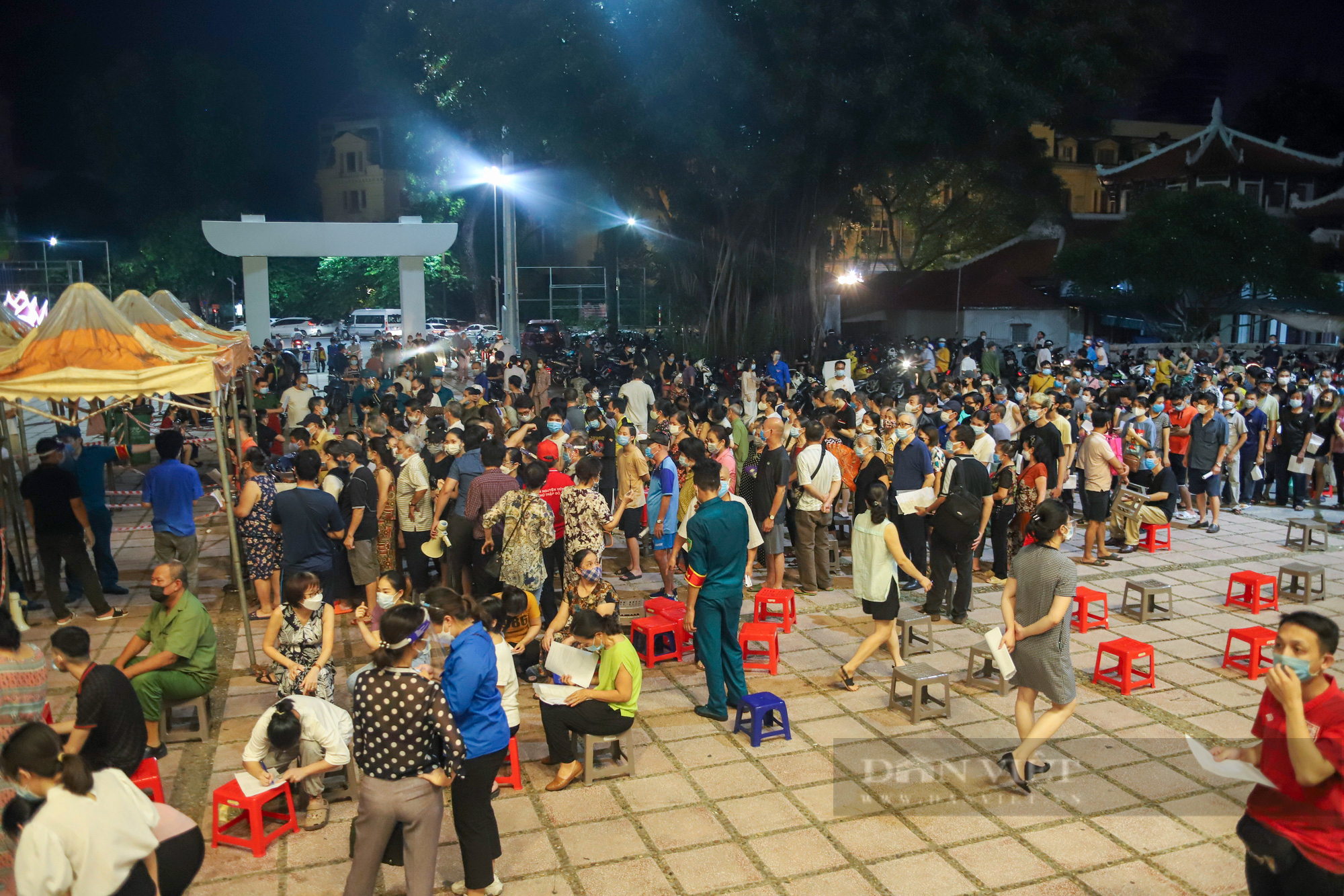 Nghìn người xếp hàng tiêm vắc xin tới đêm khuya ở Hà Nội - Ảnh 7.