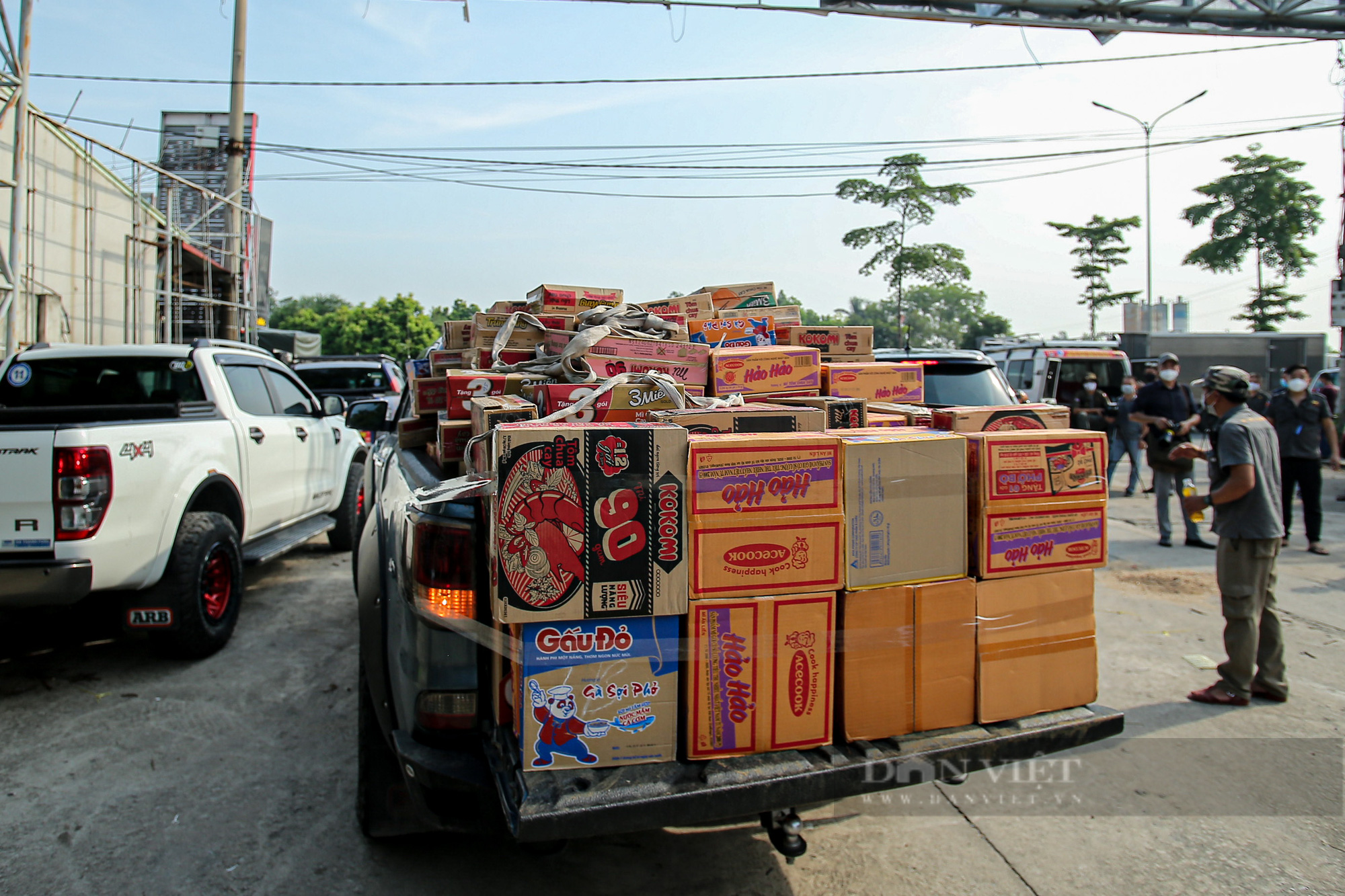 Hà Nội đón nhận 60 tấn nhu yếu phẩm từ nhân dân Hà Giang ủng hộ - Ảnh 10.