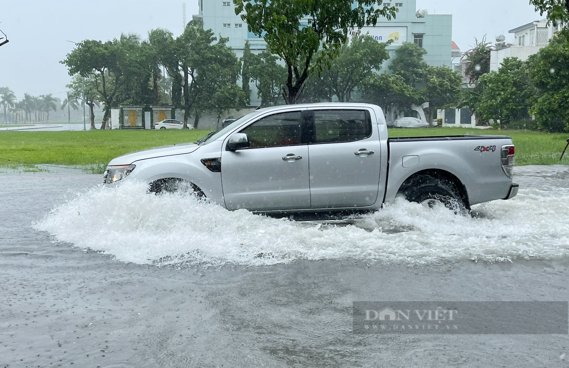 Mưa trắng trời, đường phố Đà Nẵng biến thành... sông - Ảnh 3.