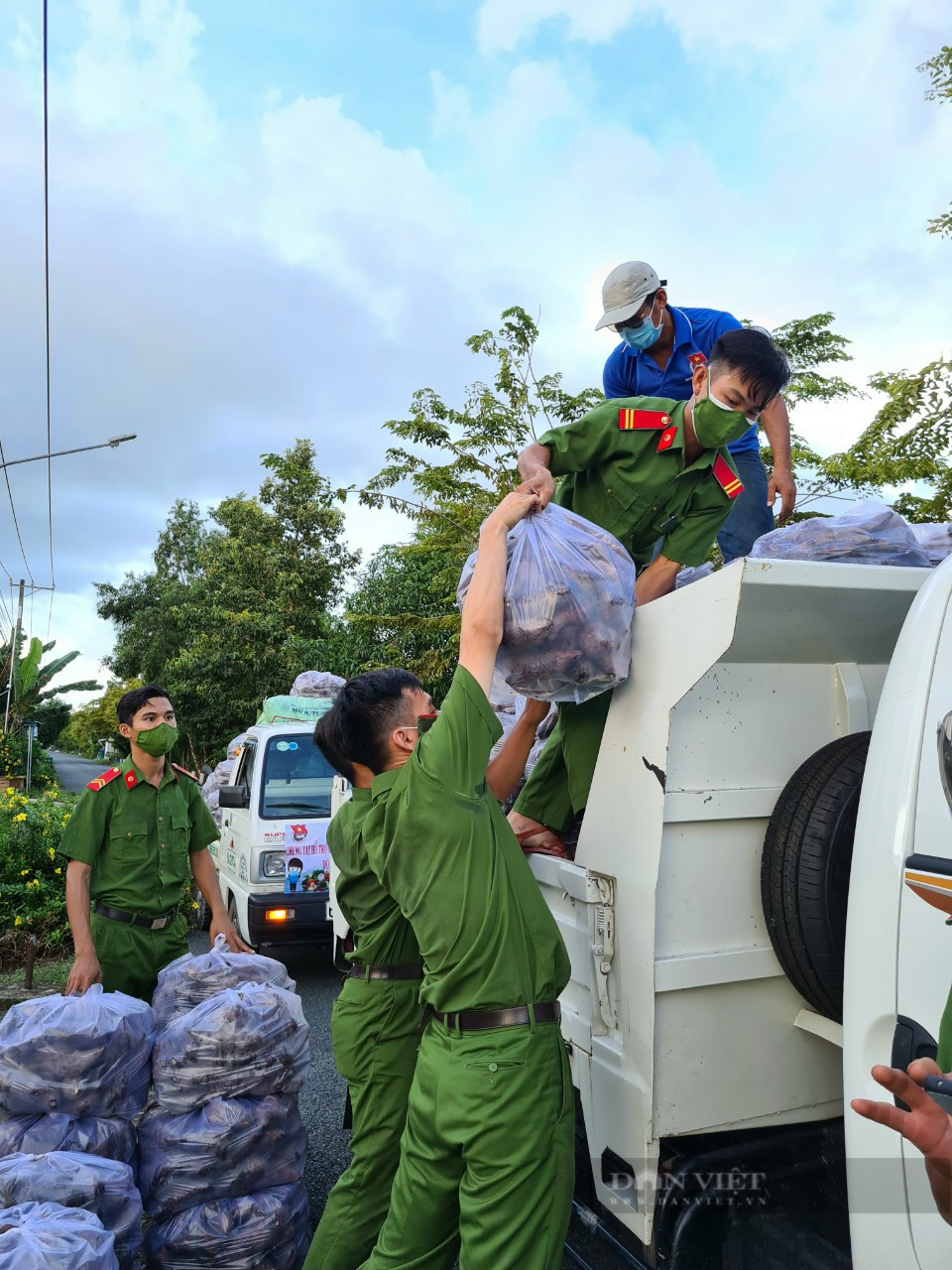 Công an huyện Giồng Riềng giúp nông dân tiêu thụ gần 180 tấn khoai lang - Ảnh 8.