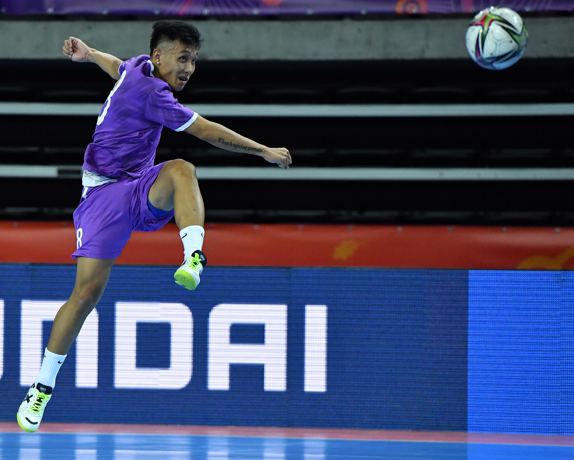 ĐT Việt Nam làm quen sân thi đấu Futsal World Cup trị giá 16 triệu euro - Ảnh 4.