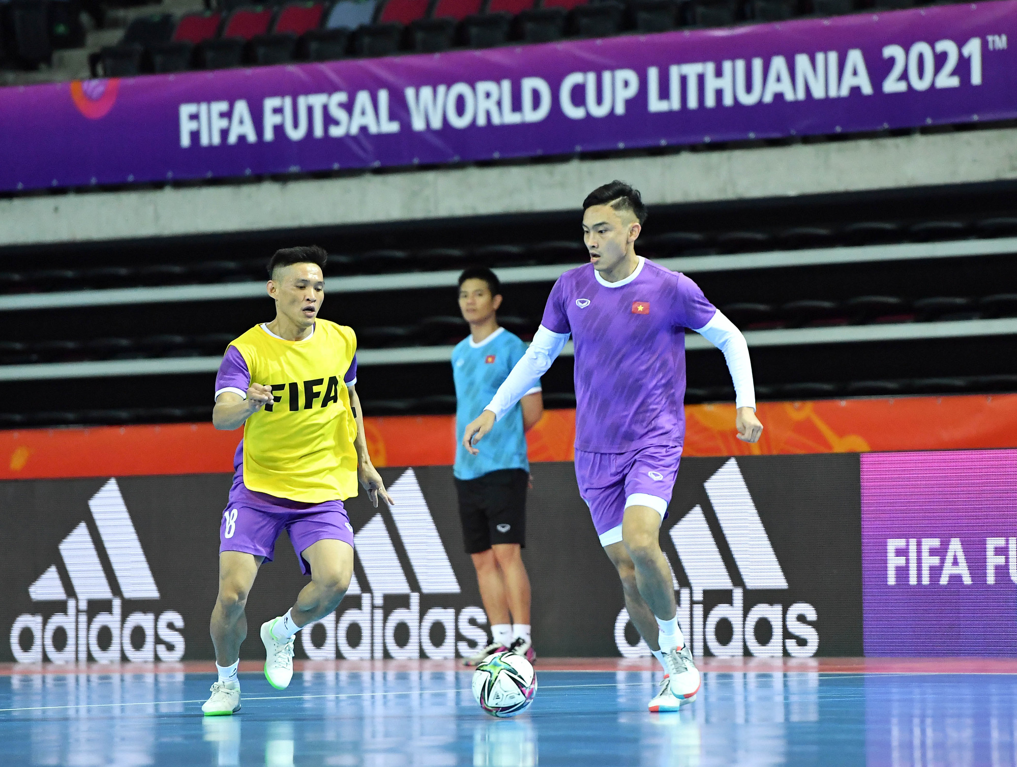 ĐT Việt Nam làm quen sân thi đấu Futsal World Cup trị giá 16 triệu euro - Ảnh 3.