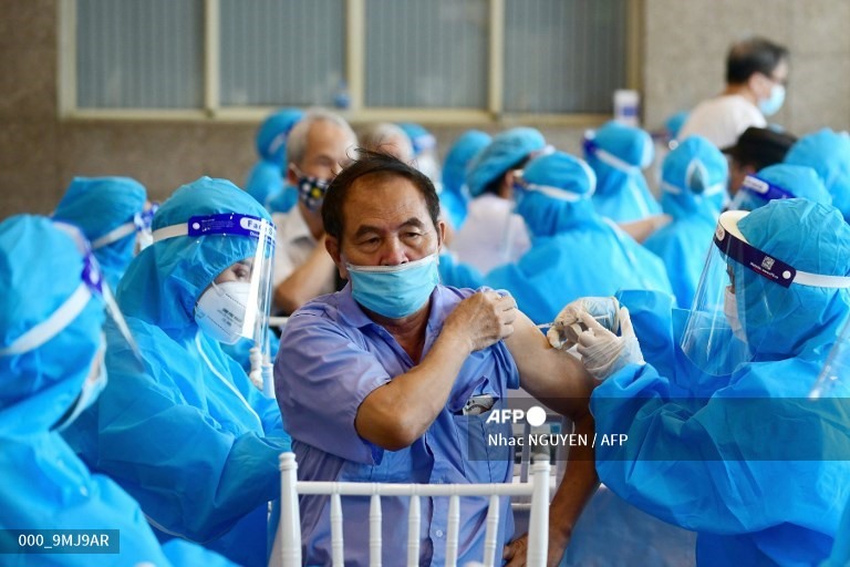 Ảnh thế giới 7 ngày qua: Diễu binh tại Triều Tiên và tiêm vaccine tại Hà Nội - Ảnh 4.