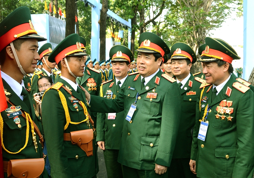 Ảnh: Đại tướng Phùng Quang Thanh luôn gần gũi, thân mật - Ảnh 13.