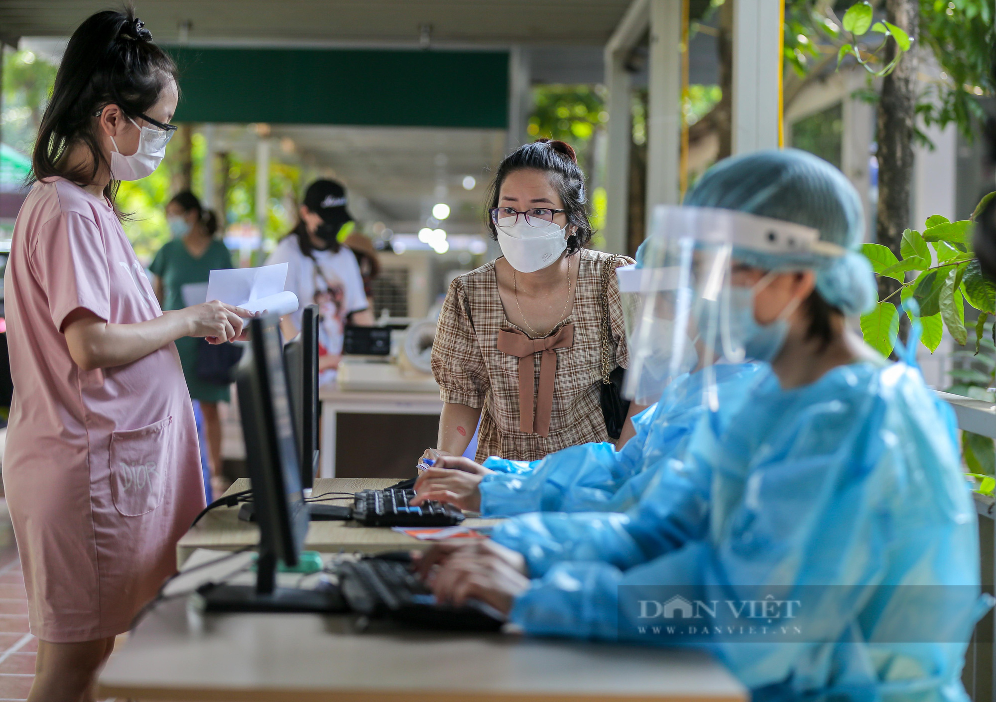 Hà Nội lập kỷ lục tiêm hơn 400.000 mũi tiêm vaccine Covid-19 trong một ngày - Ảnh 3.
