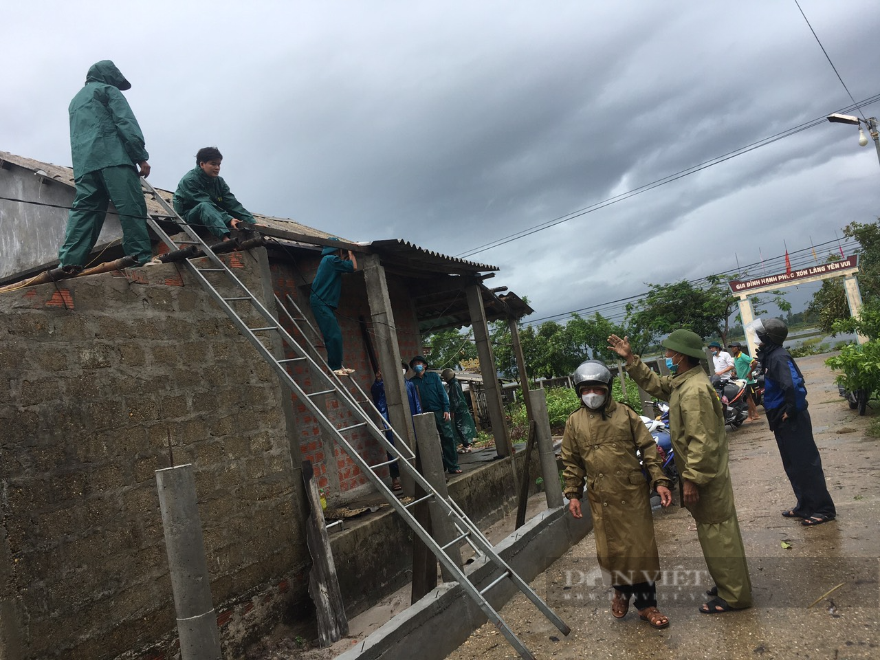 Quảng Trị: Bão Côn Sơn gây tốc mái 50 nhà dân, cuốn trôi cầu tràn khiến hàng trăm hộ bị cô lập - Ảnh 1.