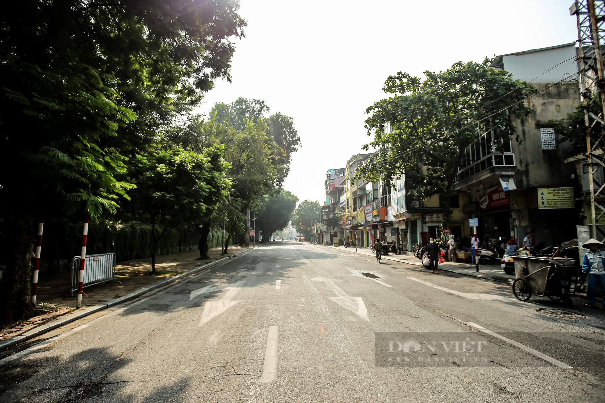 Hà Nội: Dỡ bỏ một số chốt trong nội thành, nhiều cửa hàng mở cửa trở lại - Ảnh 1.