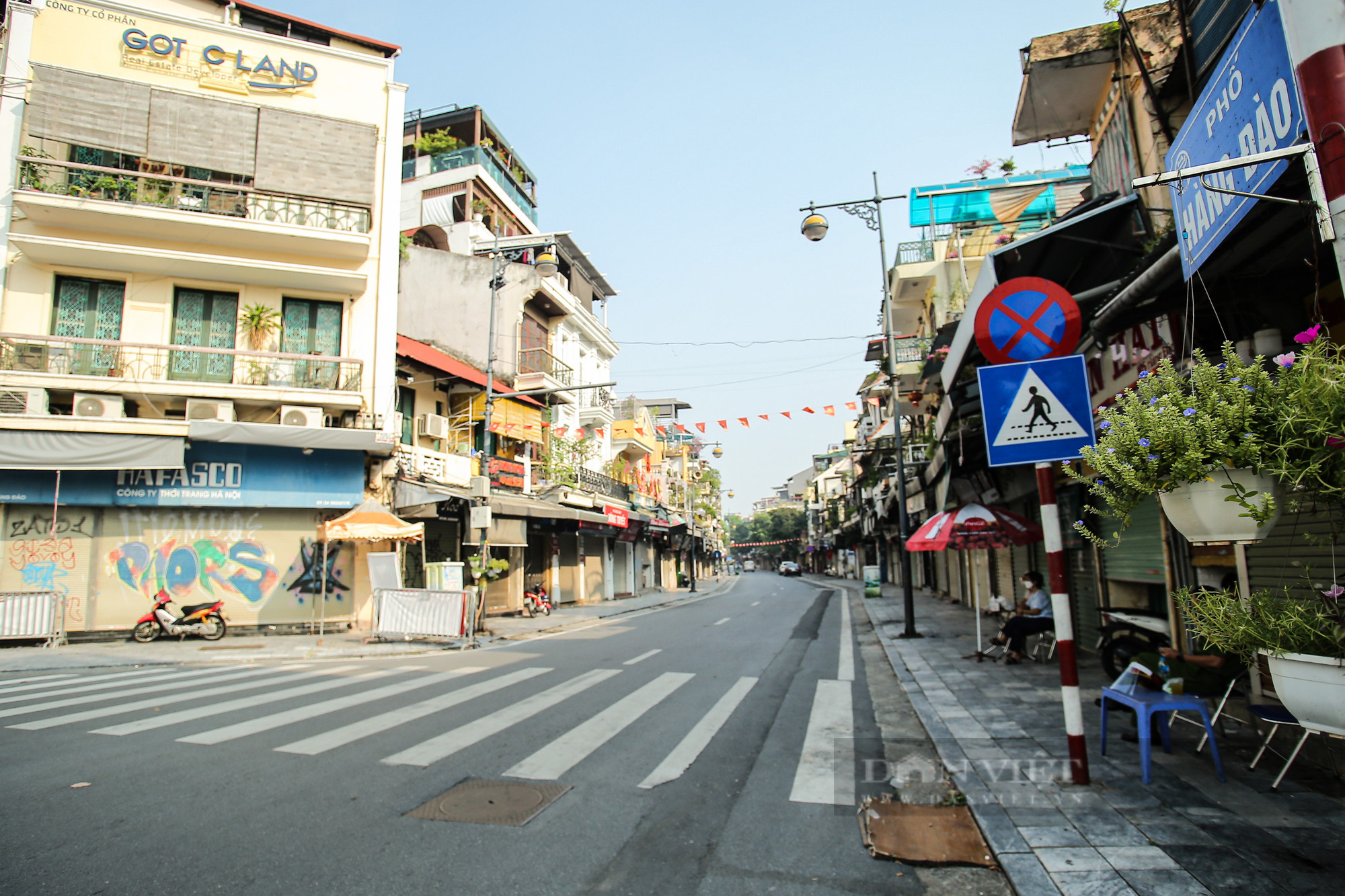 Hà Nội: Dỡ bỏ một số chốt trong nội thành, nhiều cửa hàng mở cửa trở lại - Ảnh 6.