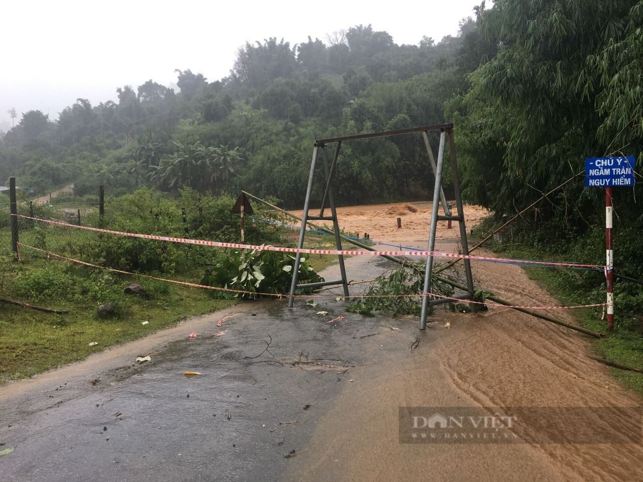 Kon Tum: Bão số 5 gây ngập lụt, chia cắt nhiều tuyến đường, 1 người tử vong do nước lũ cuốn trôi - Ảnh 2.