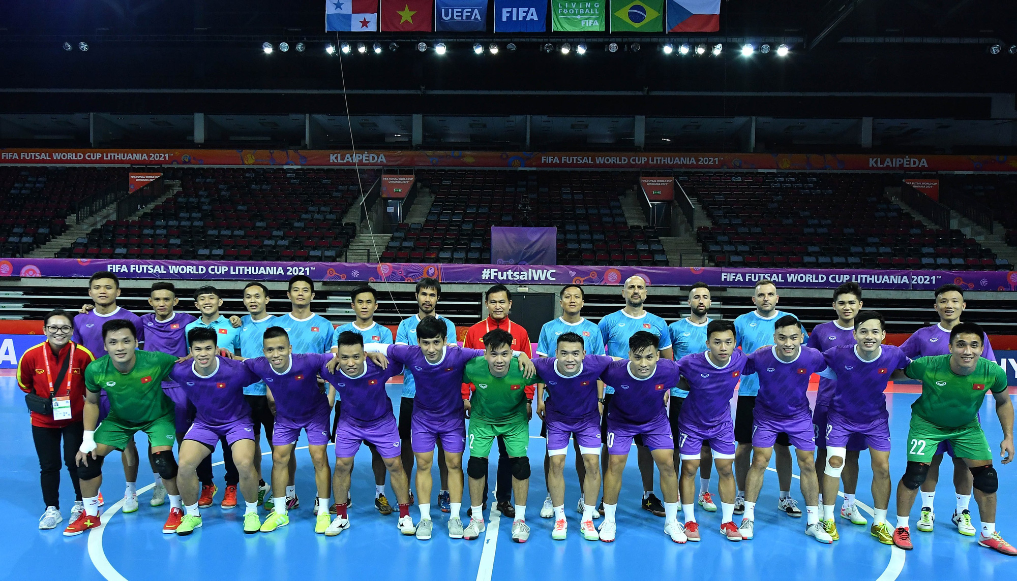 ĐT Việt Nam làm quen sân thi đấu Futsal World Cup trị giá 16 triệu euro - Ảnh 2.