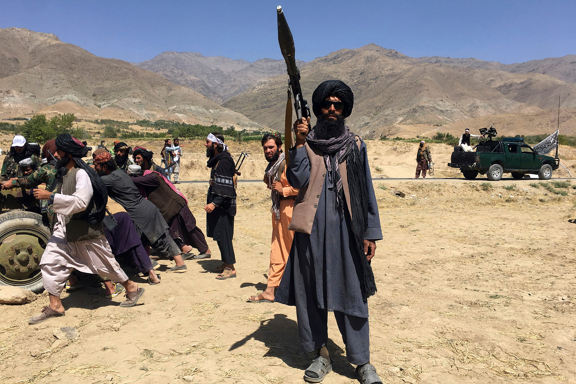 Taliban công khai hạ sát thủ lĩnh phe đối lập trên đường - Ảnh 1.