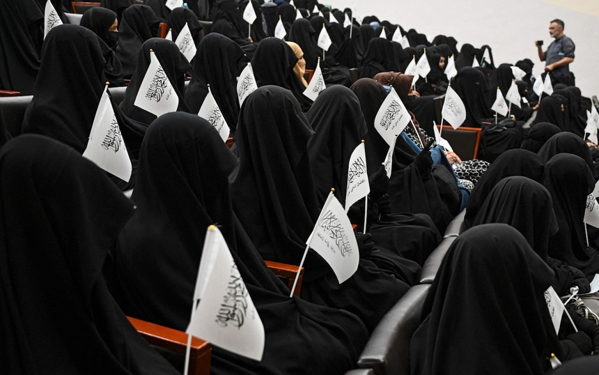 Hình ảnh gây chú ý về phụ nữ Afghanistan phải bịt kín mắt đi học - Ảnh 3.
