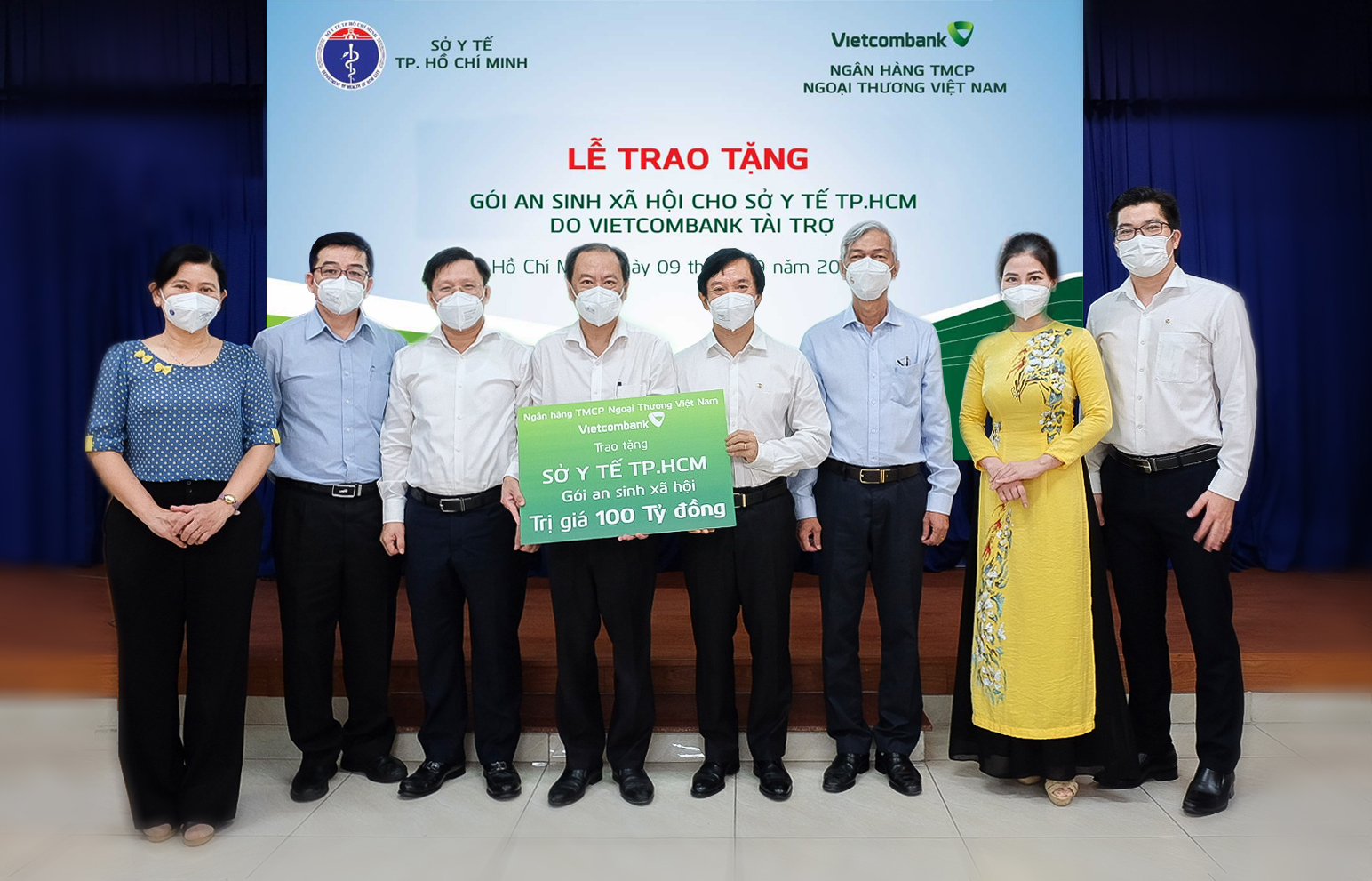 Vietcombank trao tặng gói an sinh xã hội 100 tỷ đồng cho Sở Y tế thành phố Hồ Chí Minh - Ảnh 3.