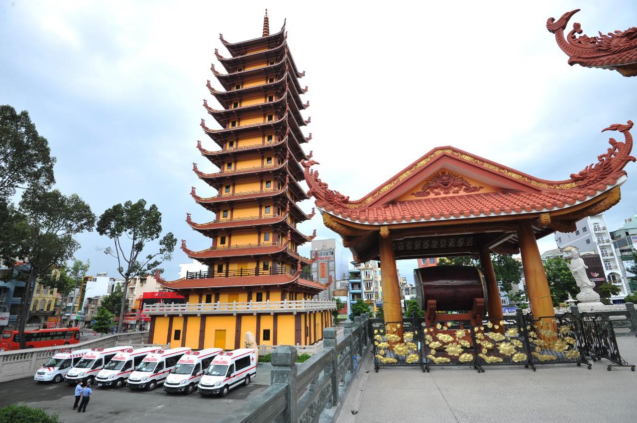 Giáo hội Phật giáo Việt Nam TP.HCM tặng 8 xe cứu thương gần 10 tỷ đồng để chống dịch - Ảnh 5.