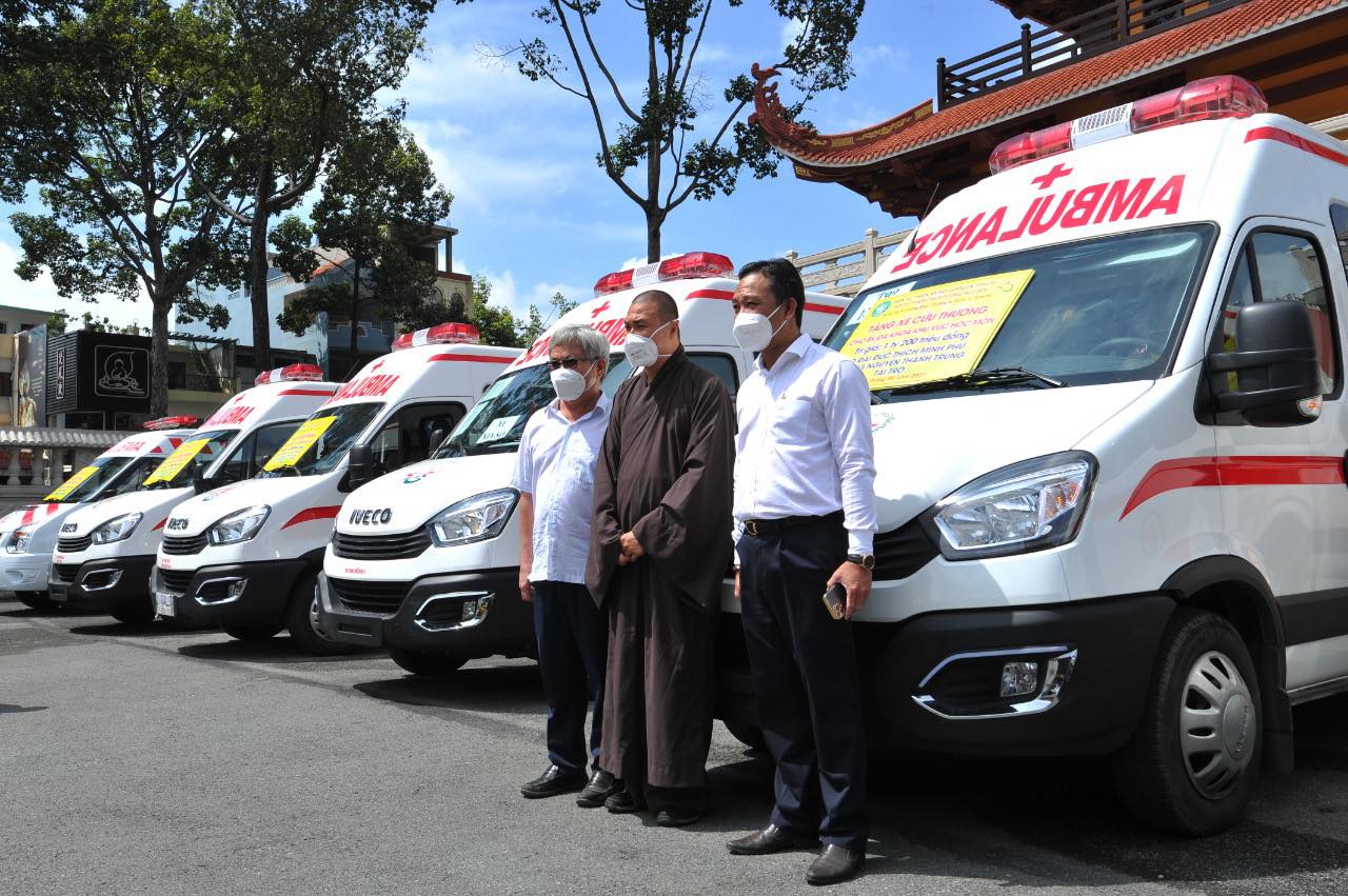 Giáo hội Phật giáo Việt Nam TP.HCM tặng 8 xe cứu thương gần 10 tỷ đồng để chống dịch - Ảnh 4.