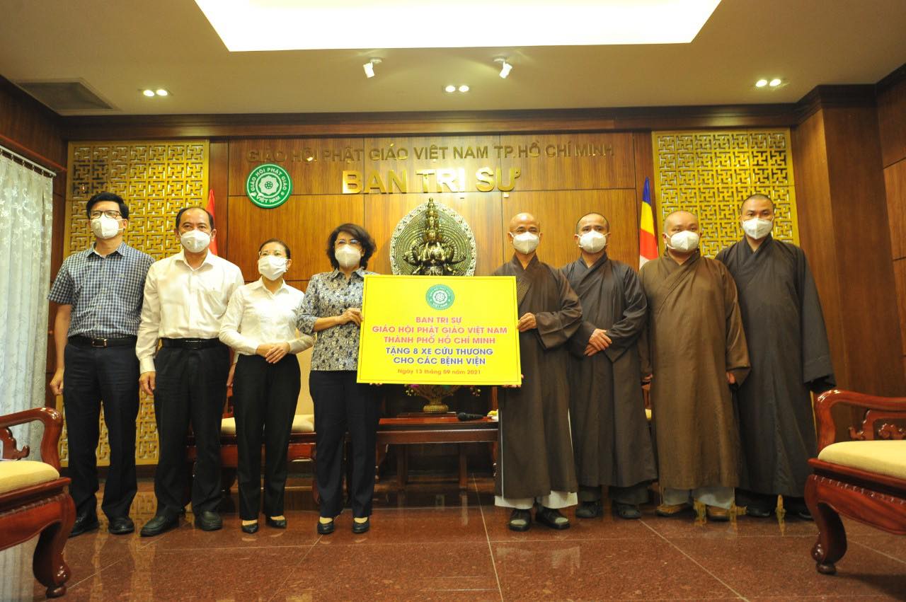 Giáo hội Phật giáo Việt Nam TP.HCM tặng 8 xe cứu thương gần 10 tỷ đồng để chống dịch - Ảnh 1.