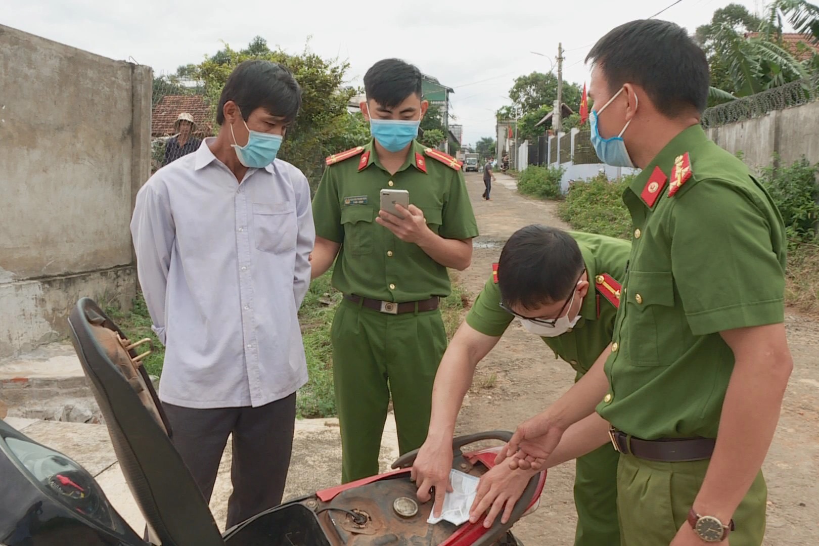 HY HỮU: Vợ lên mạng &quot;học&quot; cách gài ma túy vào xe chồng cũ rồi báo công an - Ảnh 1.