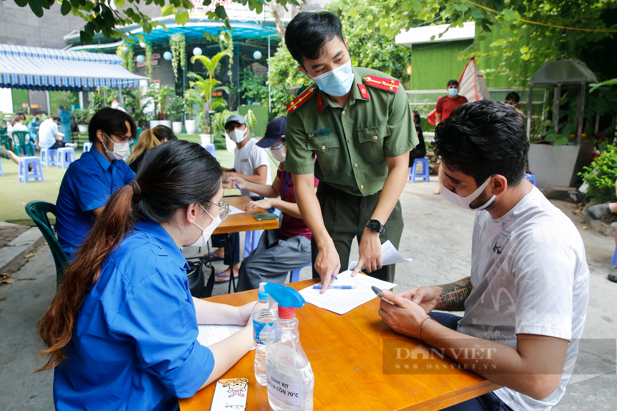 Tiêm vaccine Covid-19 cho hàng trăm người nước ngoài mỗi ngày tại Hà Nội - Ảnh 2.
