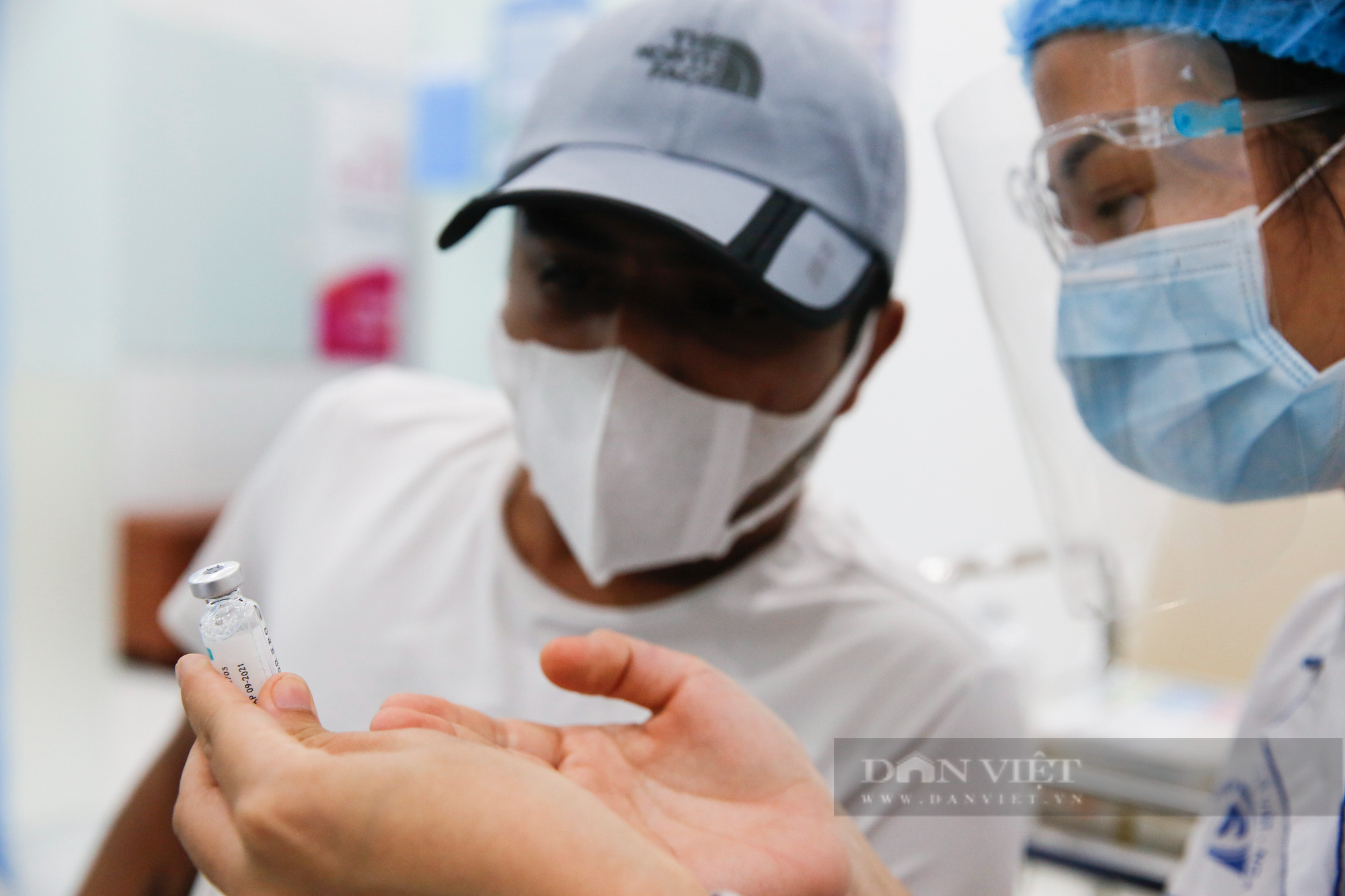 Tiêm vaccine Covid-19 cho hàng trăm người nước ngoài mỗi ngày tại Hà Nội - Ảnh 9.