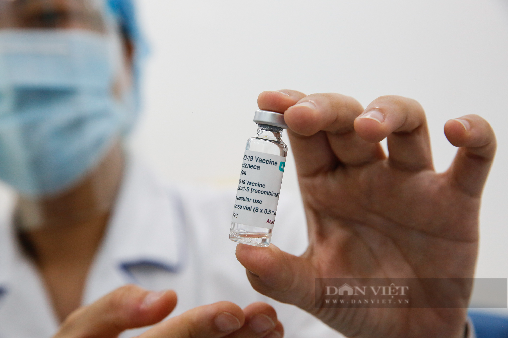 Tiêm vaccine Covid-19 cho hàng trăm người nước ngoài mỗi ngày tại Hà Nội - Ảnh 10.