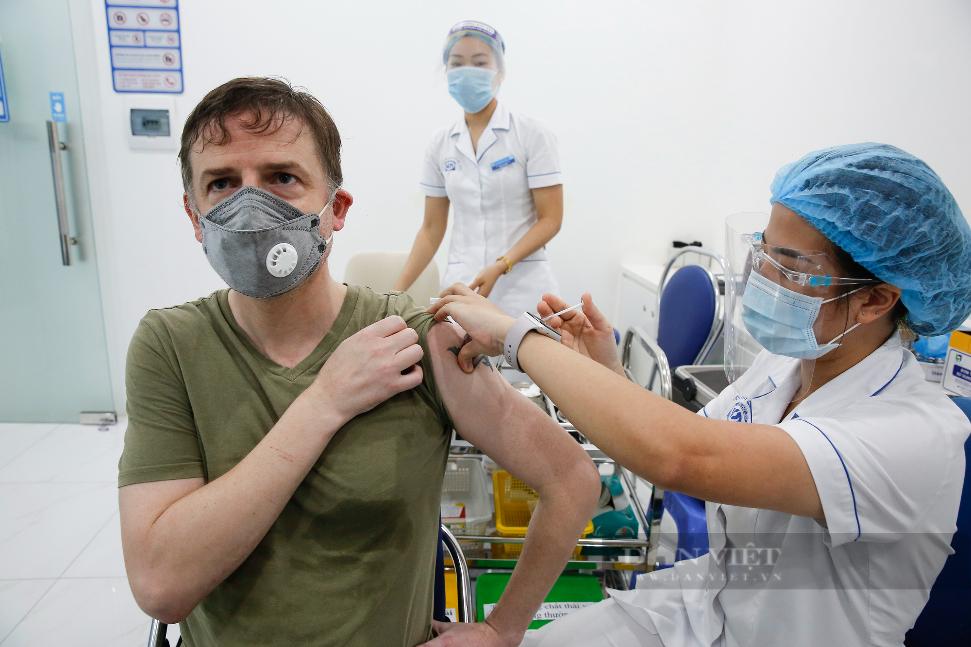 Tiêm vaccine Covid-19 cho hàng trăm người nước ngoài mỗi ngày tại Hà Nội - Ảnh 11.