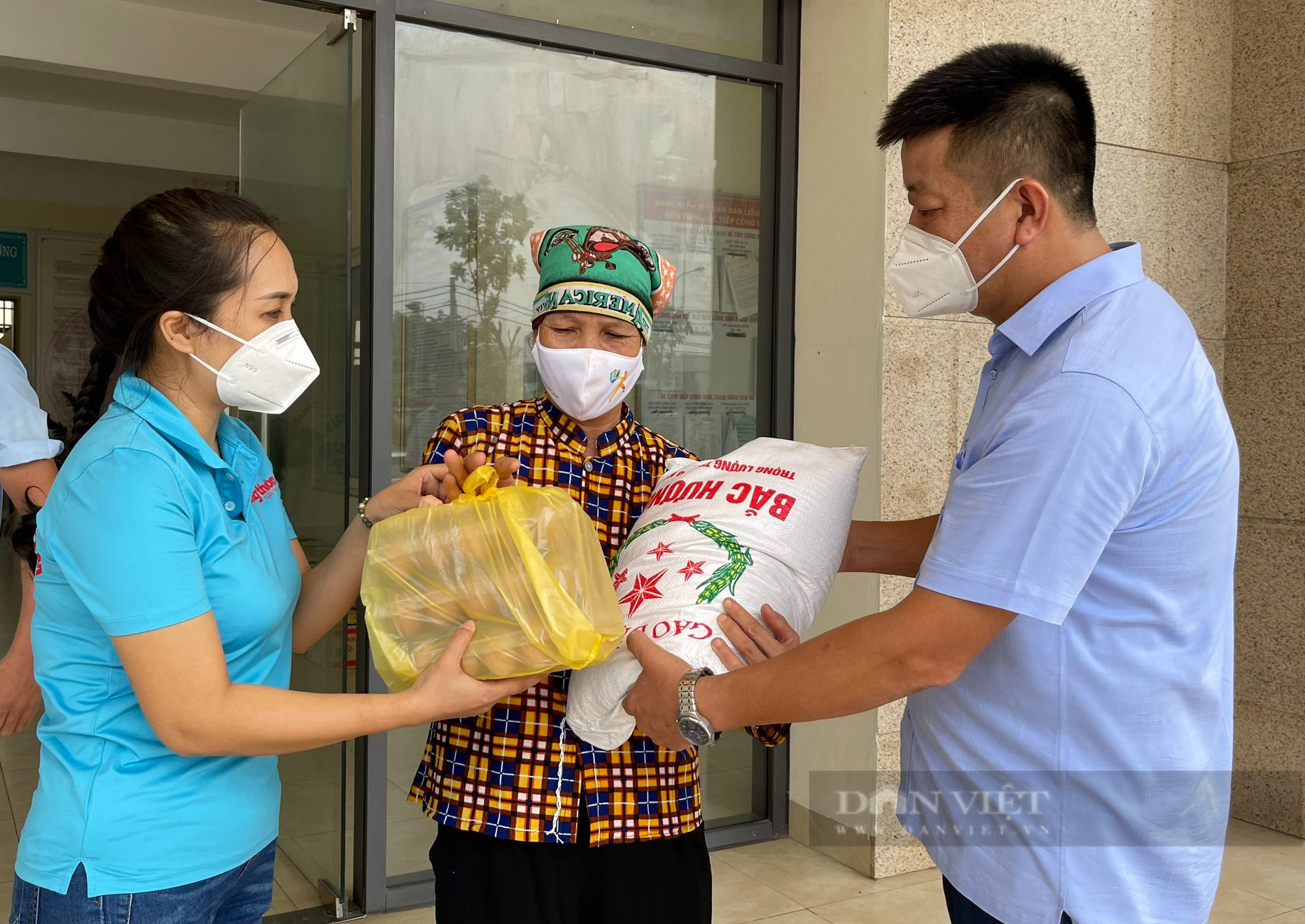 Báo NTNN/Dân Việt trao quà bạn đọc gửi tới lao động gặp khó khăn phường Xuân Phương - Ảnh 1.