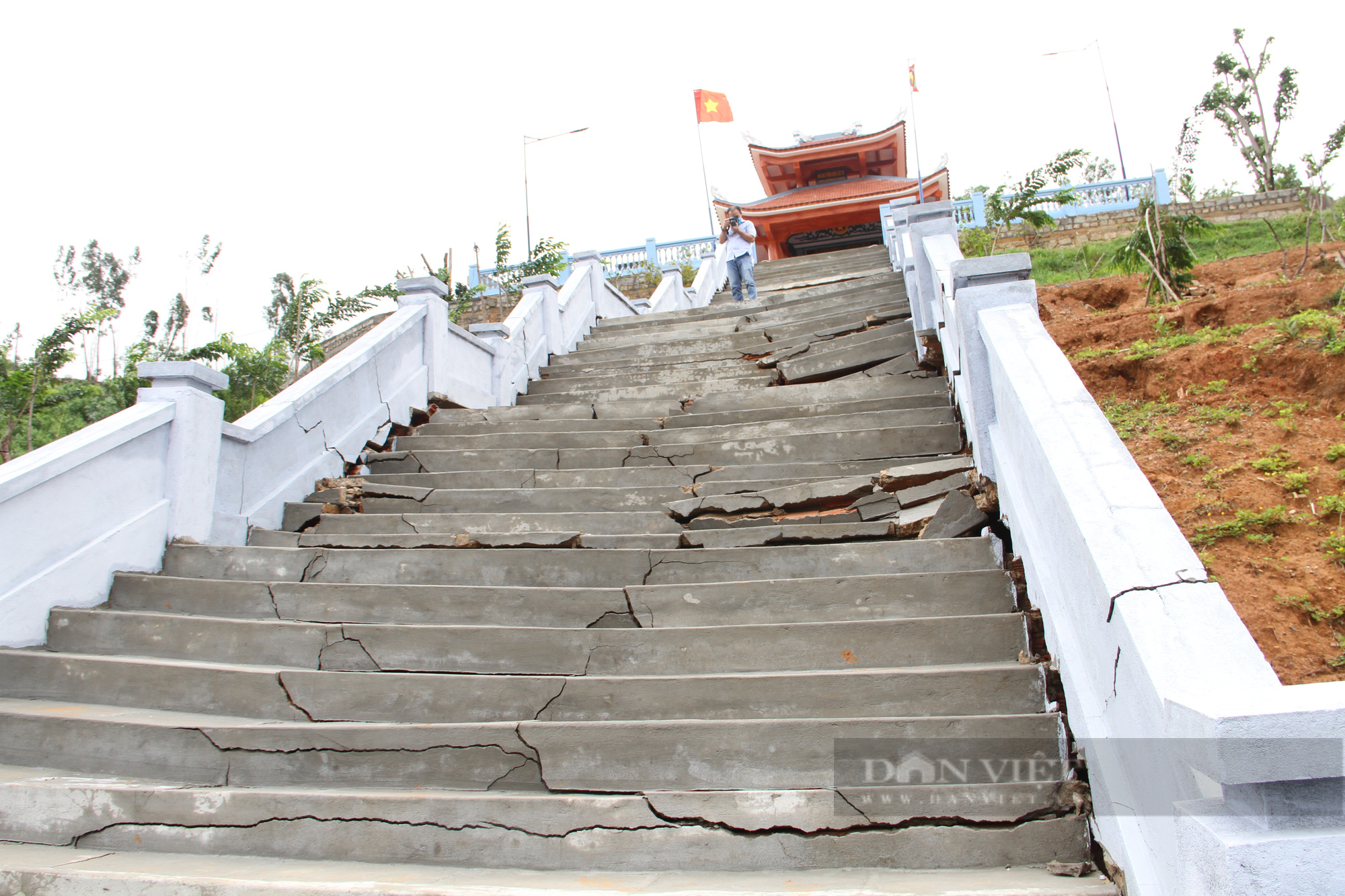 Vụ Đài tưởng niệm liệt sĩ sụt lún, hư hỏng: Đất nguyên thổ bị &quot;xà xẻo&quot; trước khi được thi công? - Ảnh 2.