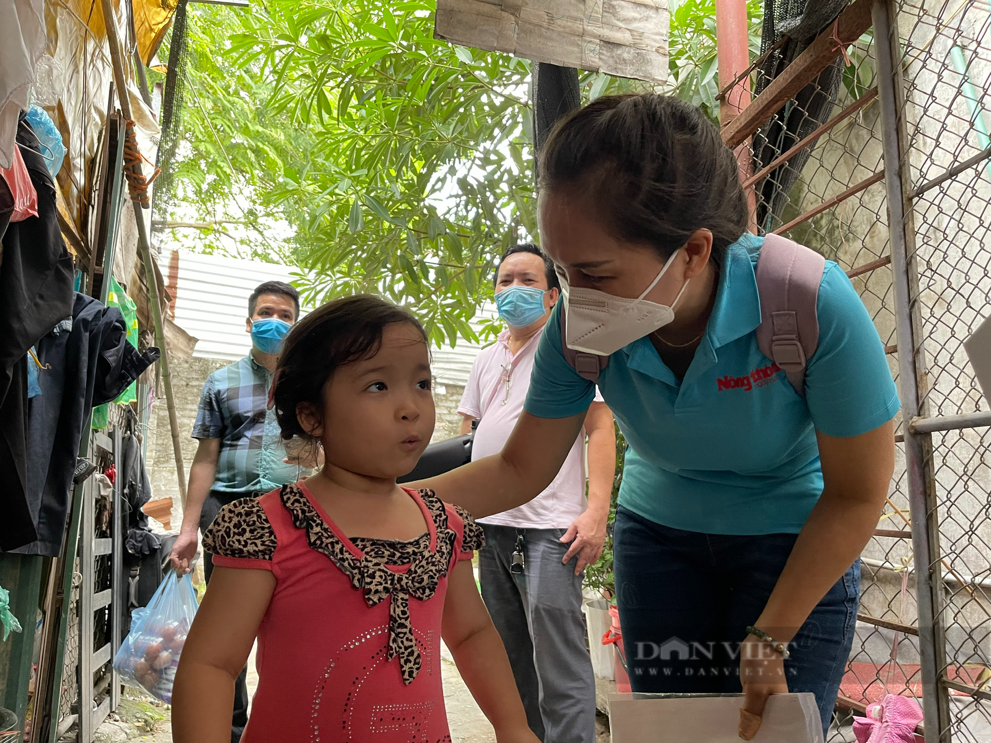 Bạn đọc Báo Dân Việt trao tặng sổ tiết kiệm cho bà cháu phải sống nhờ mớ rau, cân gạo hàng xóm - Ảnh 3.