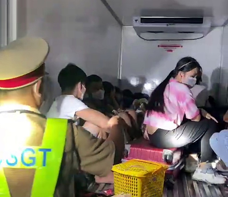 Hãi hùng khi xe đông lạnh chở 15 người trong thùng kín từ Đồng Nai đi Quảng Trị - Ảnh 1.
