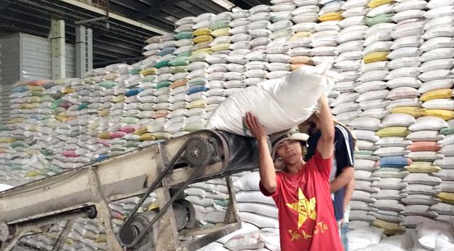 Giá gạo xuất khẩu Việt Nam thoát đáy tính từ 1,5 năm trở lại - Ảnh 1.
