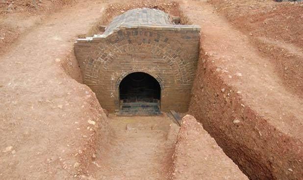 Lăng mộ 600 tuổi đáng sợ ở Trung Quốc: Quan tài lơ lửng trên không - Ảnh 1.