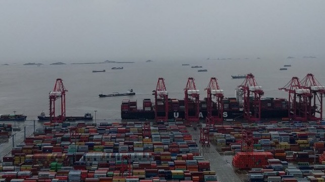 2 cảng biển tấp nập nhất Trung Quốc tạm ngừng hoạt động do bão, chuỗi cung ứng toàn cầu thêm lao đao - Ảnh 1.