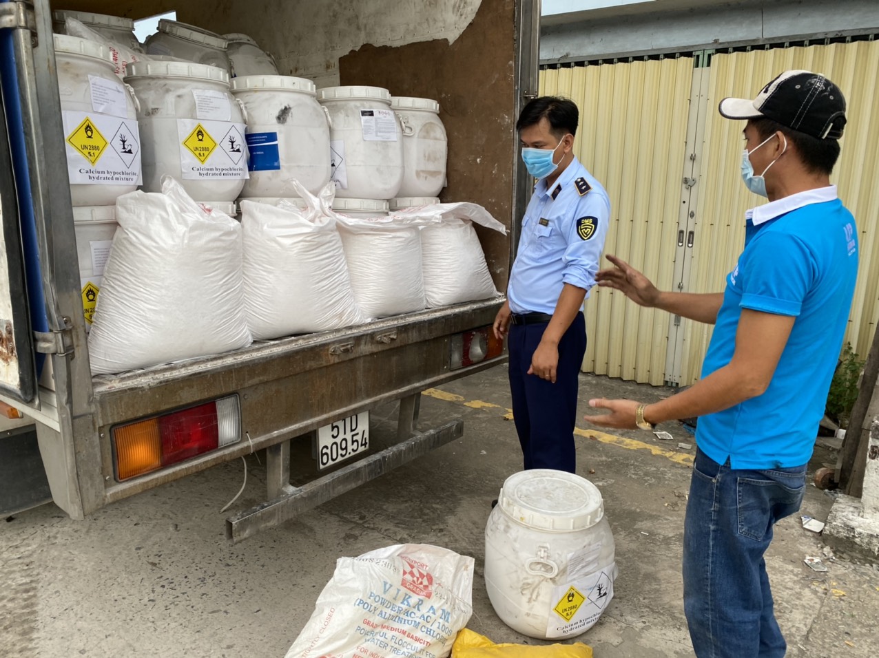 Hàng tấn hóa chất Trung Quốc nhập khẩu vi phạm nhãn trên xe “luồng xanh” - Ảnh 1.