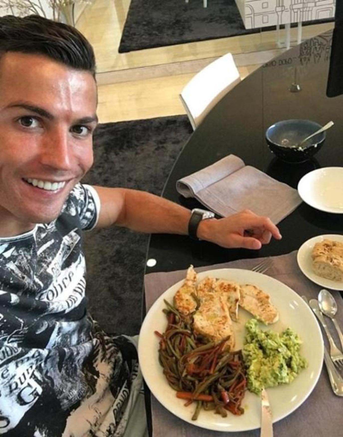 Nhìn thực đơn của Ronaldo, các đồng đội nghẹn cả họng, không dám ăn gì nữa - Ảnh 2.