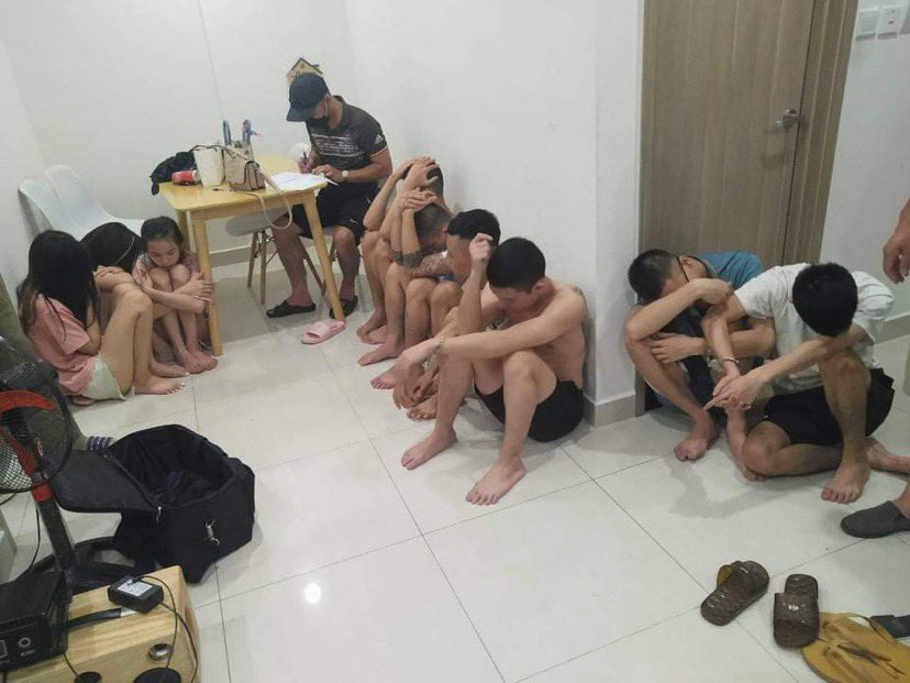 Giữ khẩn cấp 2 thanh niên vụ 9 nam nữ tụ tập sử dụng ma túy ở Hà Nội - Ảnh 1.