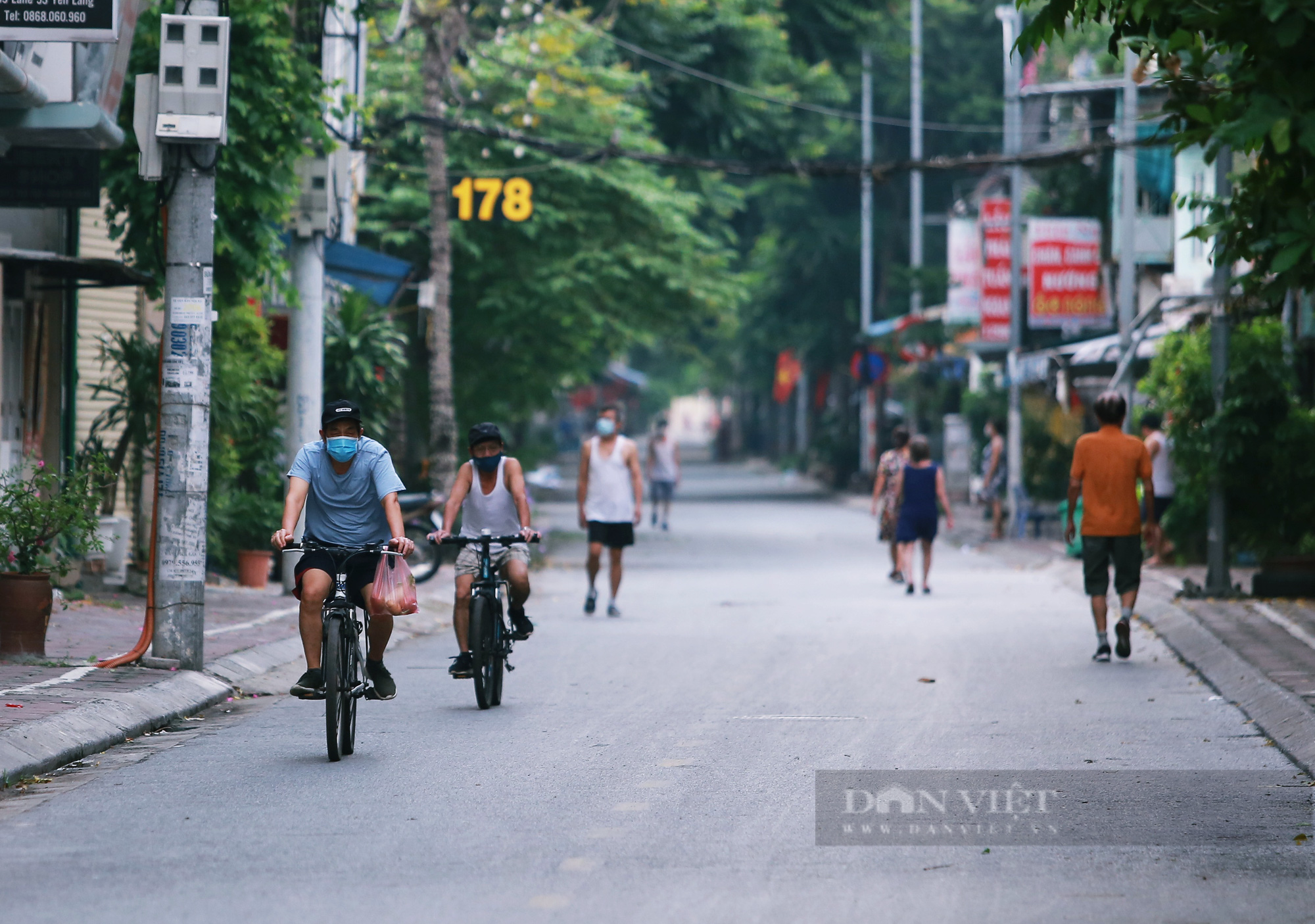Hà Nội: Nhiều người dân vẫn lơ là chống dịch, thản nhiên luyện tập thể dục ngoài đường phố - Ảnh 1.