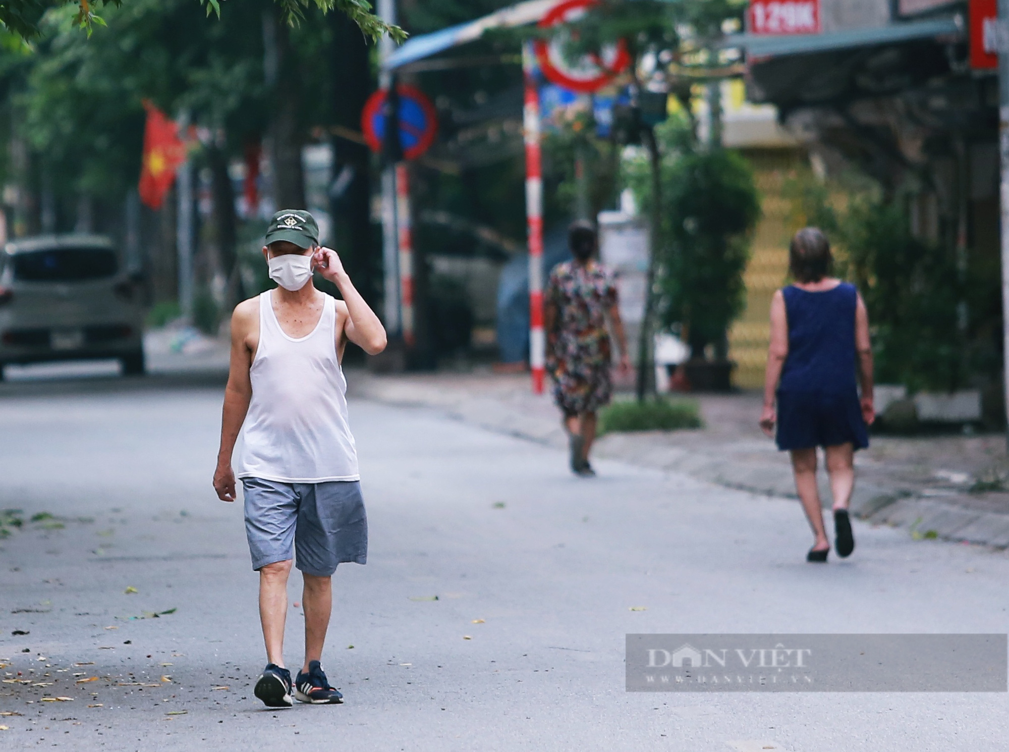 Hà Nội: Nhiều người dân vẫn lơ là chống dịch, thản nhiên luyện tập thể dục ngoài đường phố - Ảnh 3.