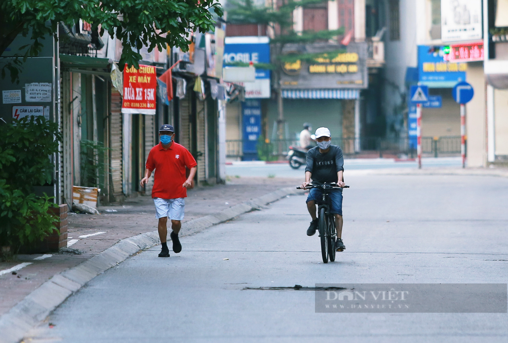 Hà Nội: Nhiều người dân vẫn lơ là chống dịch, thản nhiên luyện tập thể dục ngoài đường phố - Ảnh 4.