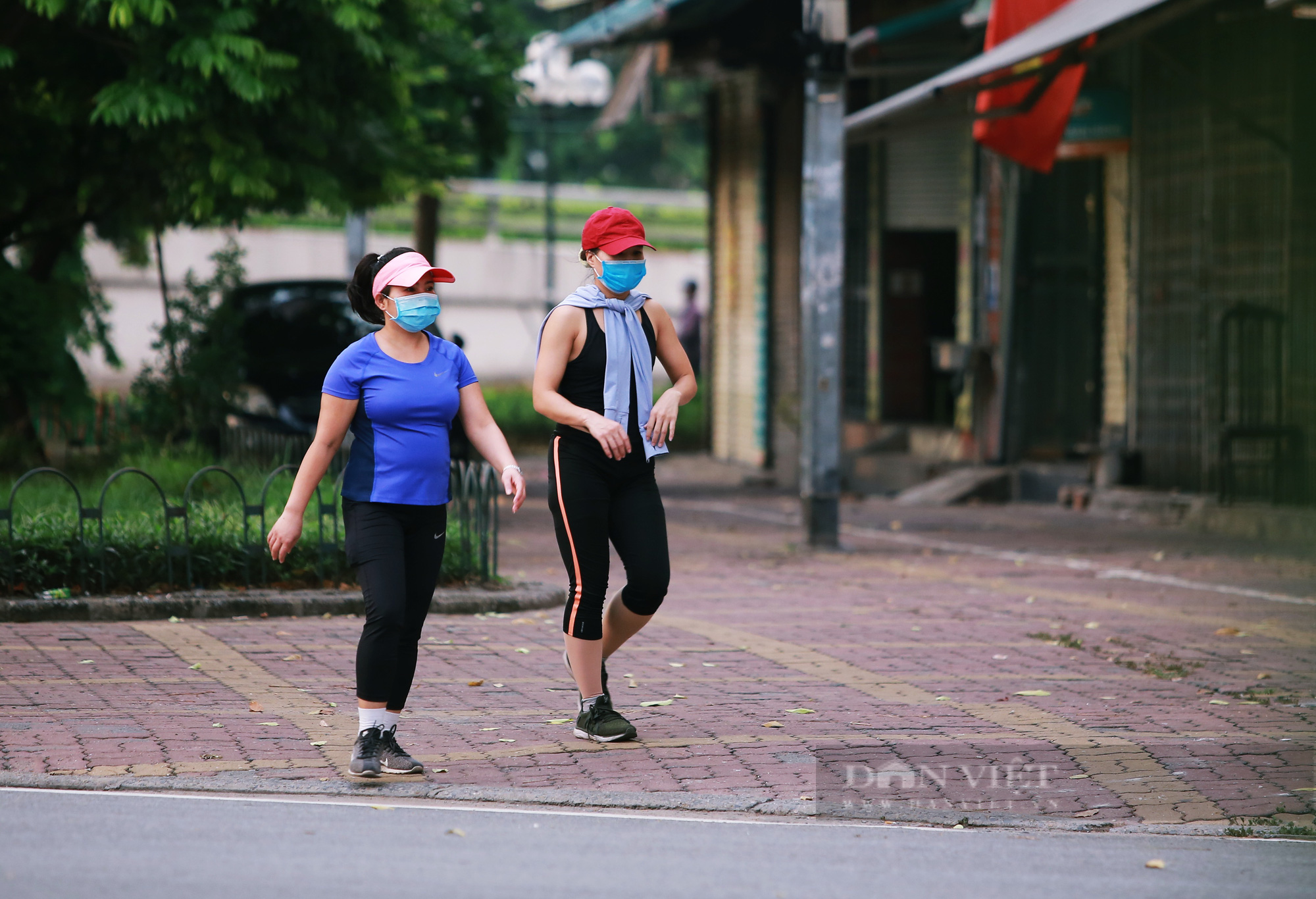 Hà Nội: Nhiều người dân vẫn lơ là chống dịch, thản nhiên luyện tập thể dục ngoài đường phố - Ảnh 5.