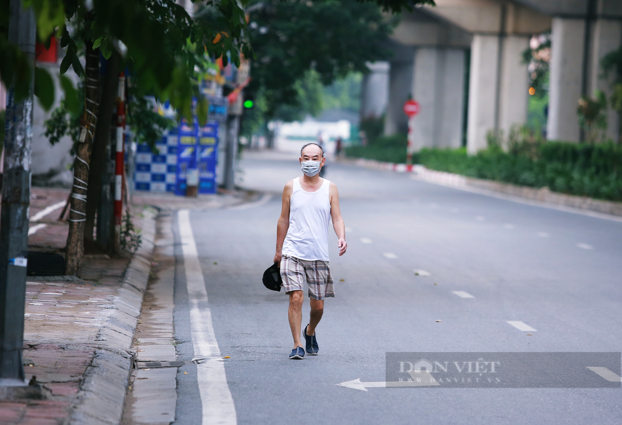 Hà Nội: Nhiều người dân vẫn lơ là chống dịch, thản nhiên luyện tập thể dục ngoài đường phố - Ảnh 7.
