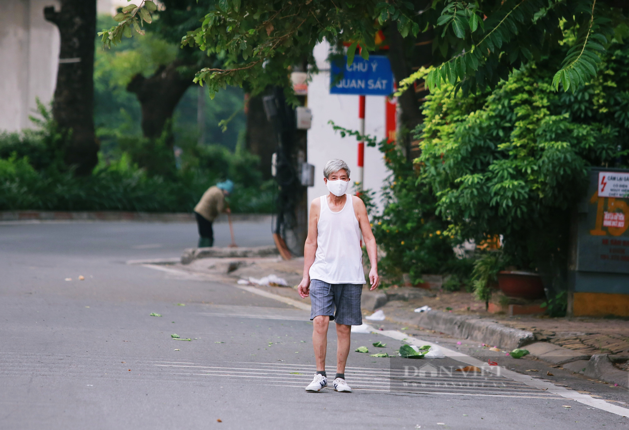 Hà Nội: Nhiều người dân vẫn lơ là chống dịch, thản nhiên luyện tập thể dục ngoài đường phố - Ảnh 9.